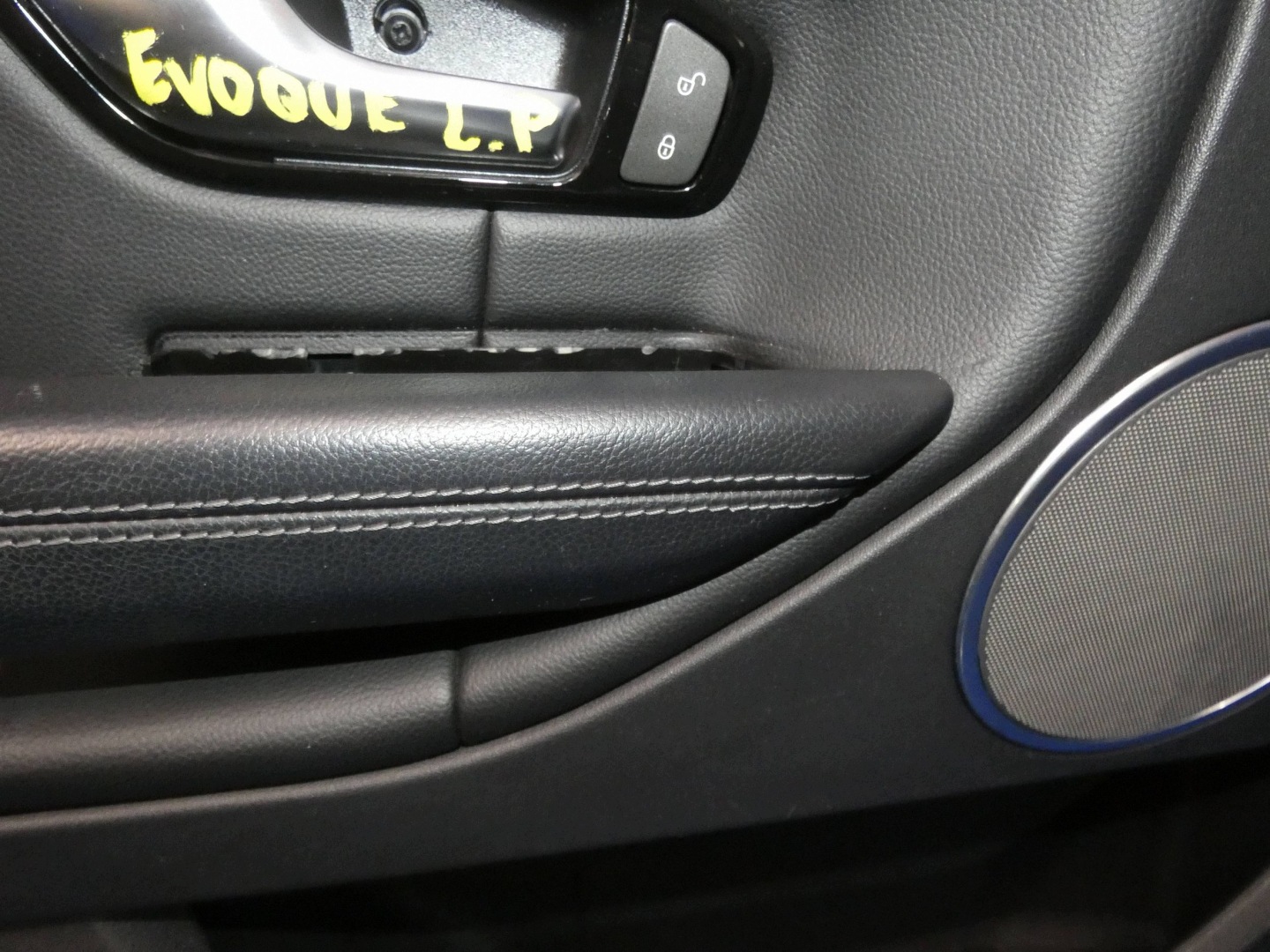 RANGE ROVER EVOQUE L538 side upholstery door left front - ANGLIK