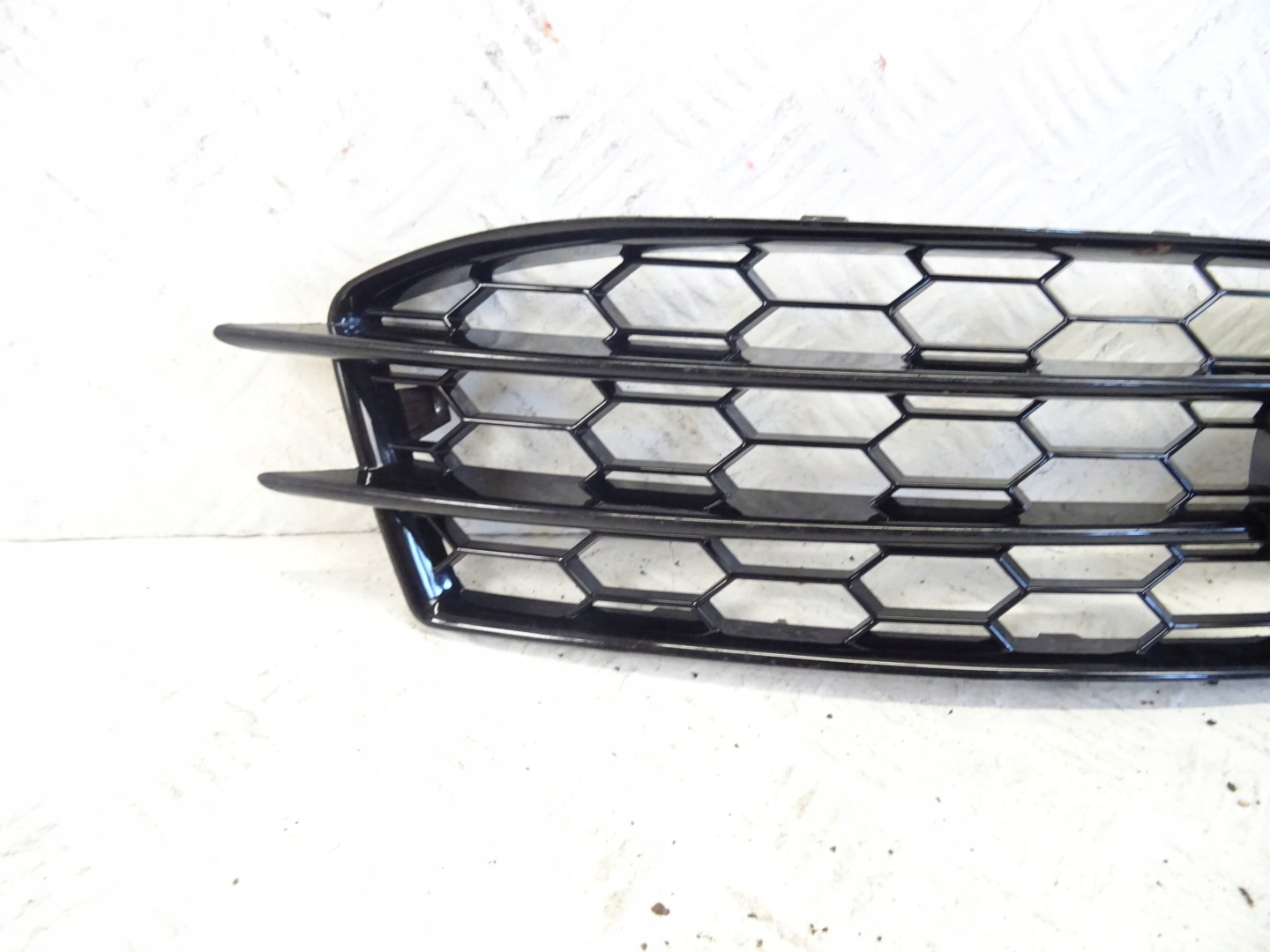 grid of a bumper front front left AUDI A3 8P S-LINE LIFT