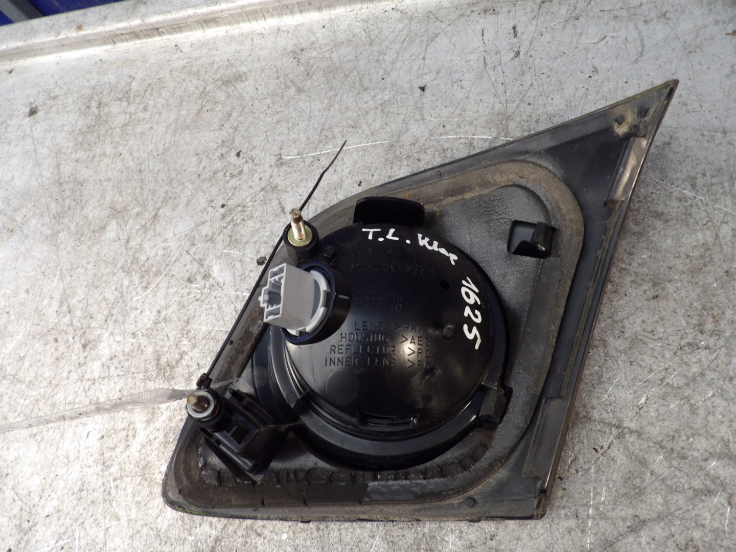 Mazda 3 and light rear left trunk door HB