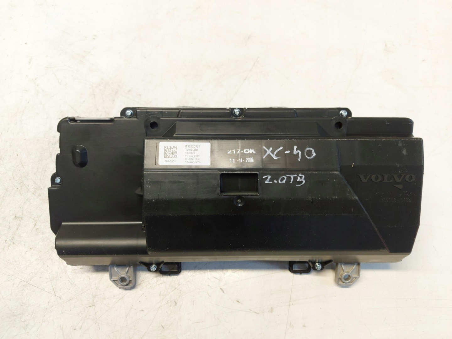 VOLVO XC40 B4 dials display 32320737