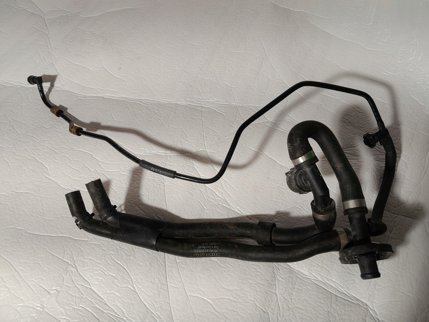 AUDI A4 B9 crijevo prijenos vode 8W1819350S 8W1121081BB