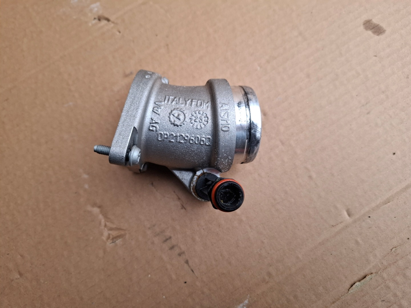 spona prijenos Turbo AUDI RS6 C8 23r 0p2129606Q