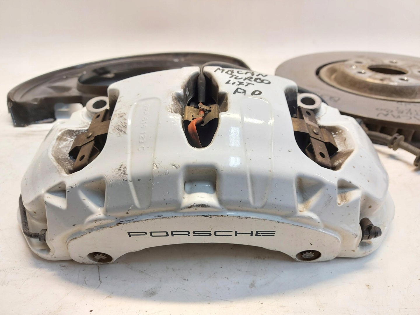 Porsche Macan Turbo II LIFT 2020 disc cover 390mm caliper right front