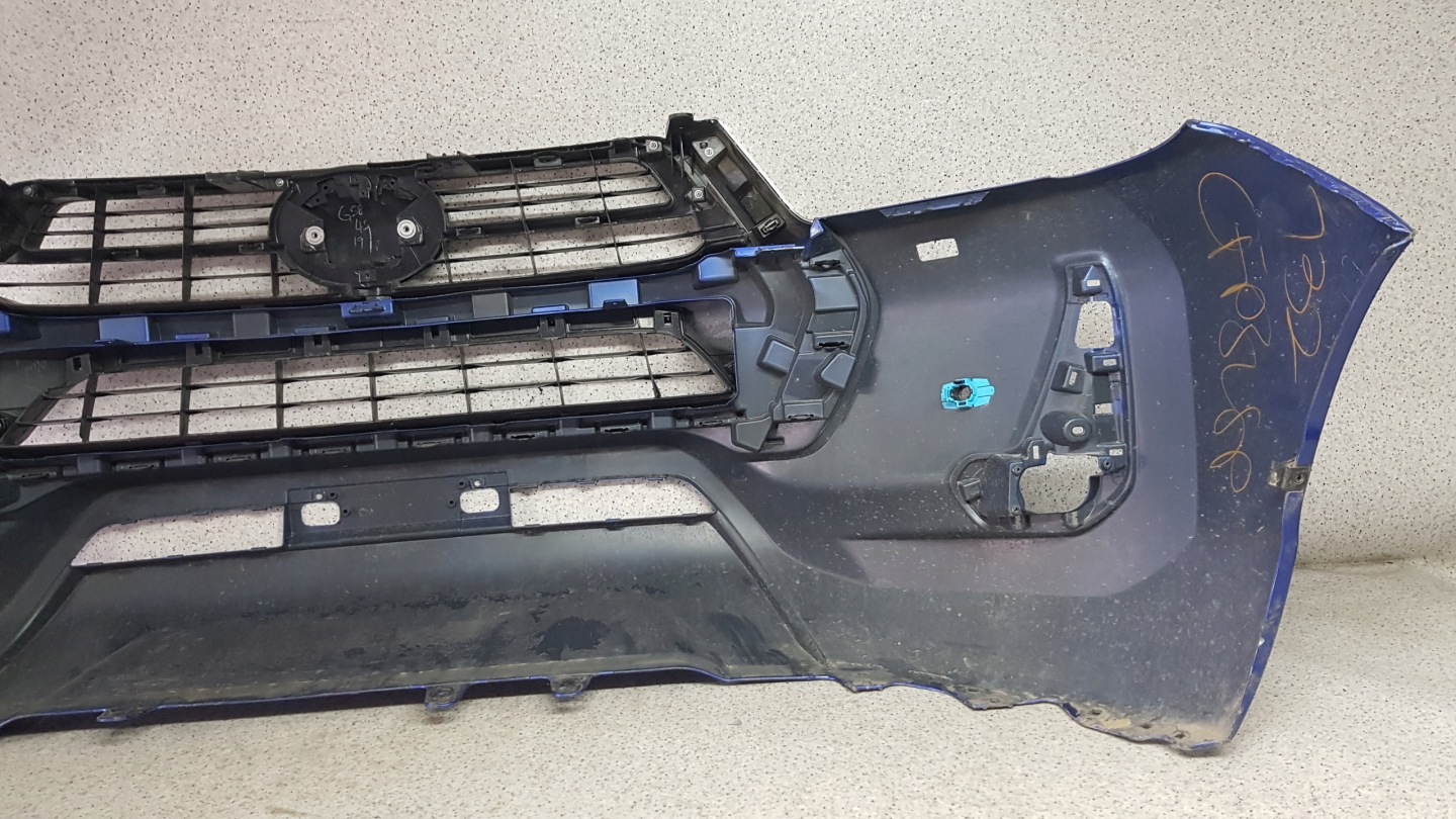 TOYOTA HILUX 2021 - bumper front 2621