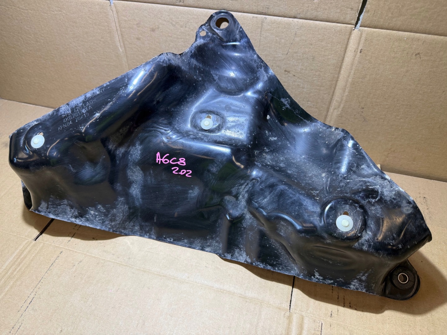 AUDI A6 C8 Blende Abdeckung Behälter des Kraftstoffsbehälters 4K0201781A