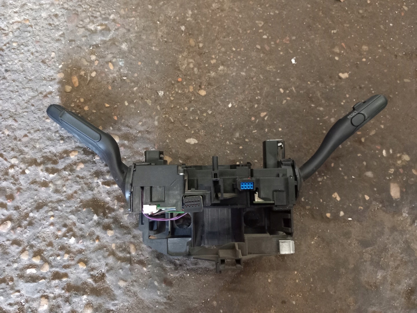 AUDI A3 8P CABRIO steering wheel levers and controls 8J0907137E