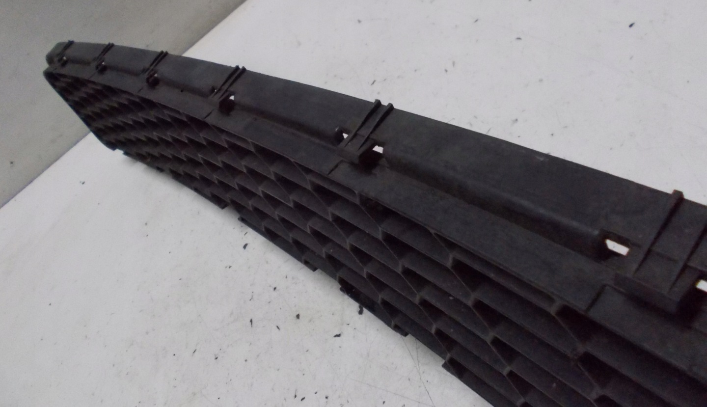 RENAULT LATITUDE 3.0 DCI 12R grid of a bumper front 622549454R