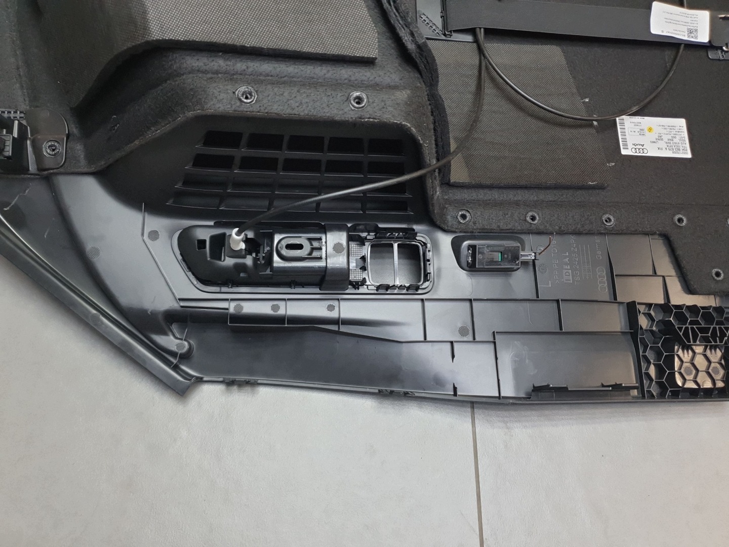 Audi SQ6 e-tron boot upholstery left rear part 85H863879A