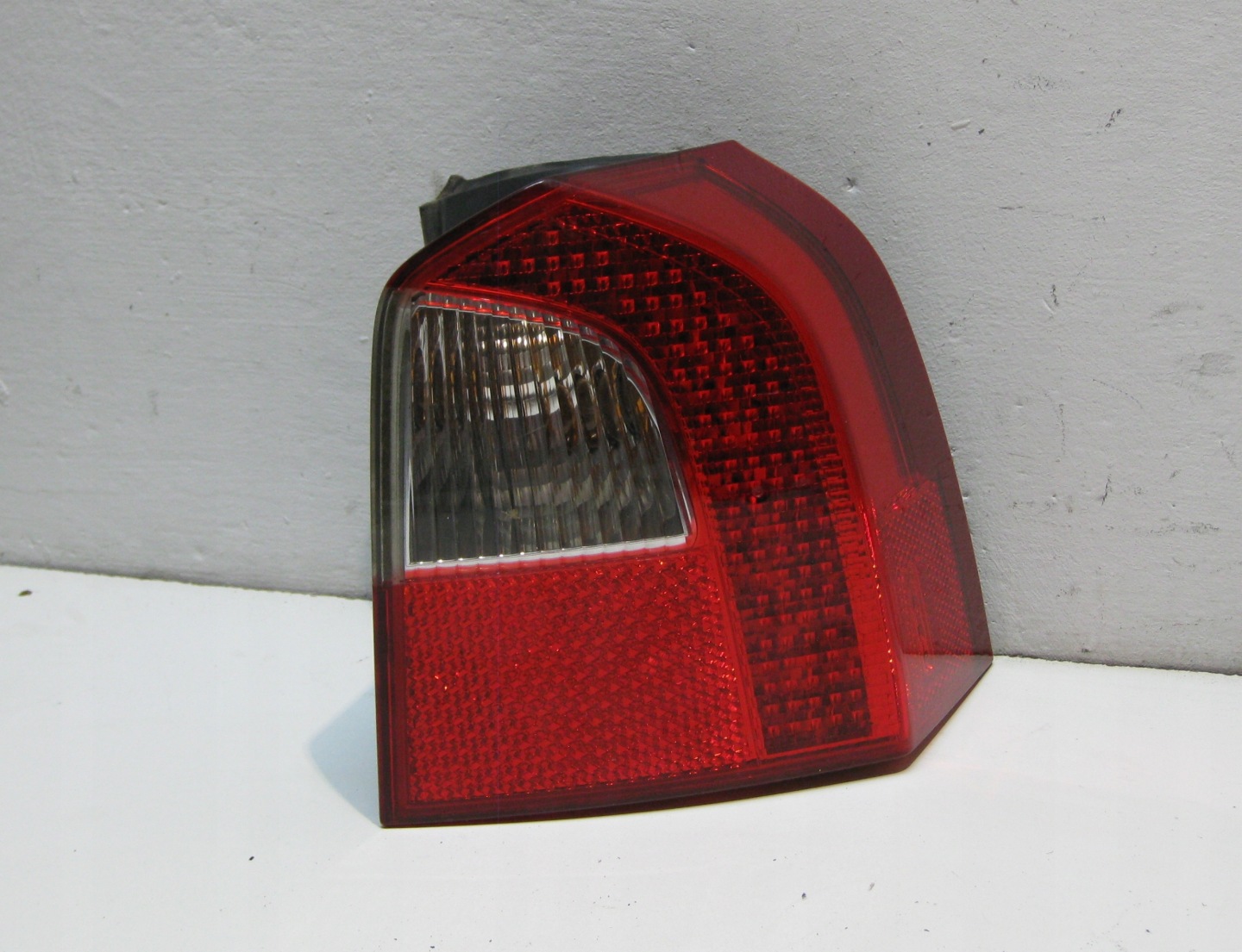 VOLVO V70 2.0 D 09R light right rear part 30698984