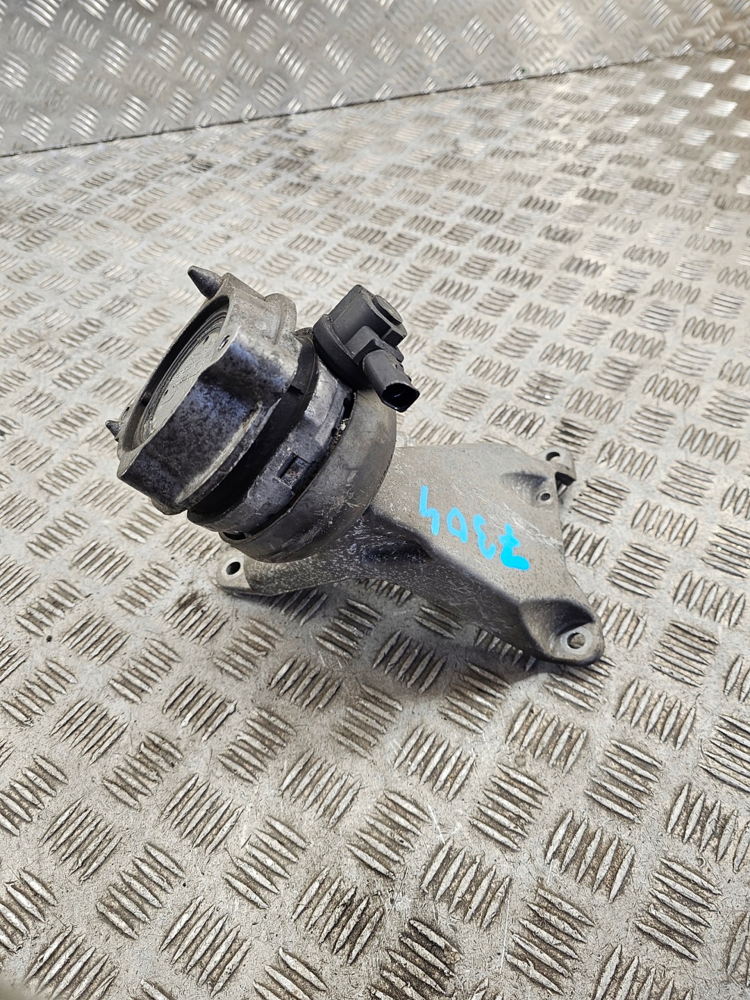 holder engine mount AUDI A8 D3 W12 6.0 4E0199381