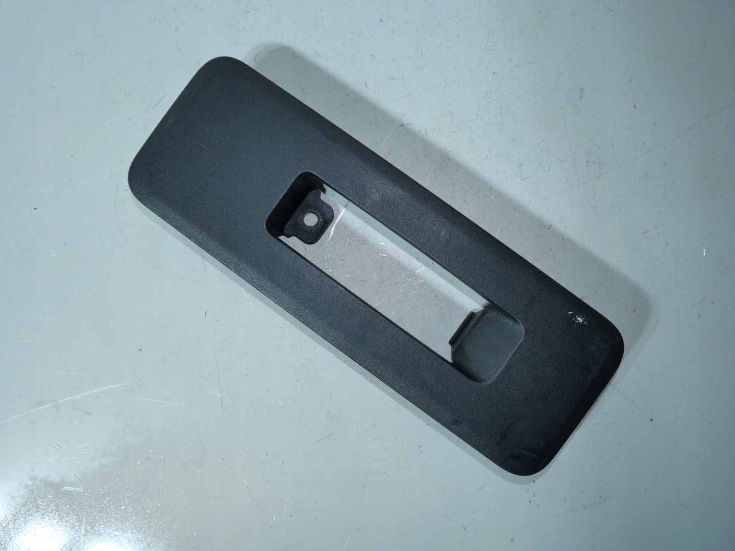 VW CADDY III Blende Abdeckung Halter SITZ heck 2K0883087B