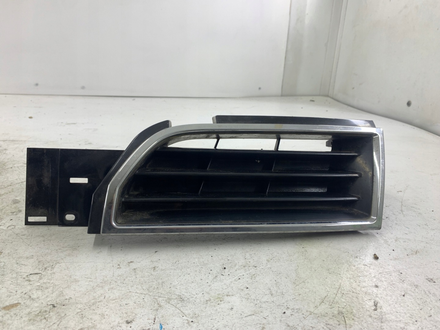 MITSUBISHI CARISMA grid of a bumper left front