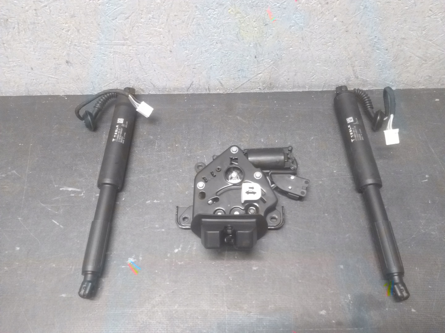 boot door lock damper TESLA III 3 1714866-00-D