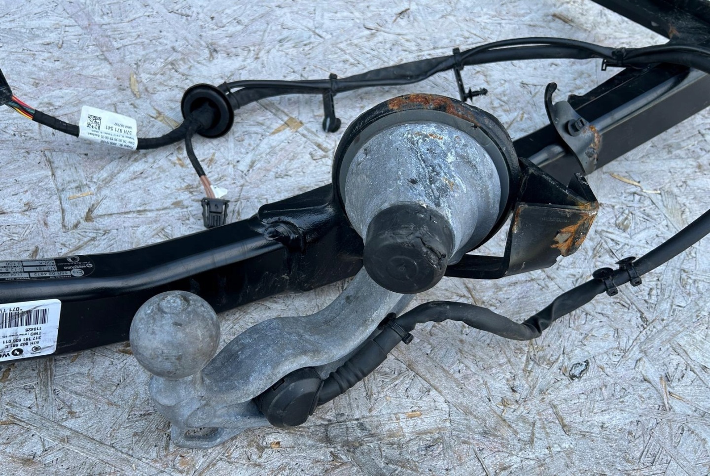tow original SKODA KODIAQ II 57H803881C