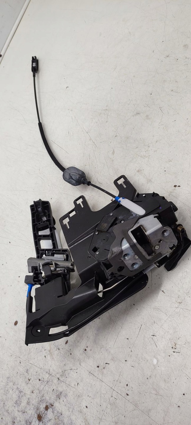 lock handle front front left Ford Fiesta MK7 3D H9