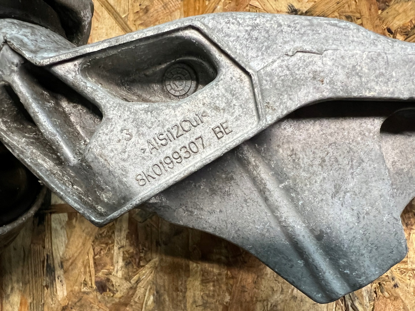 AUDI Q5 3.0TDI engine mount console holder 8K0199307BE