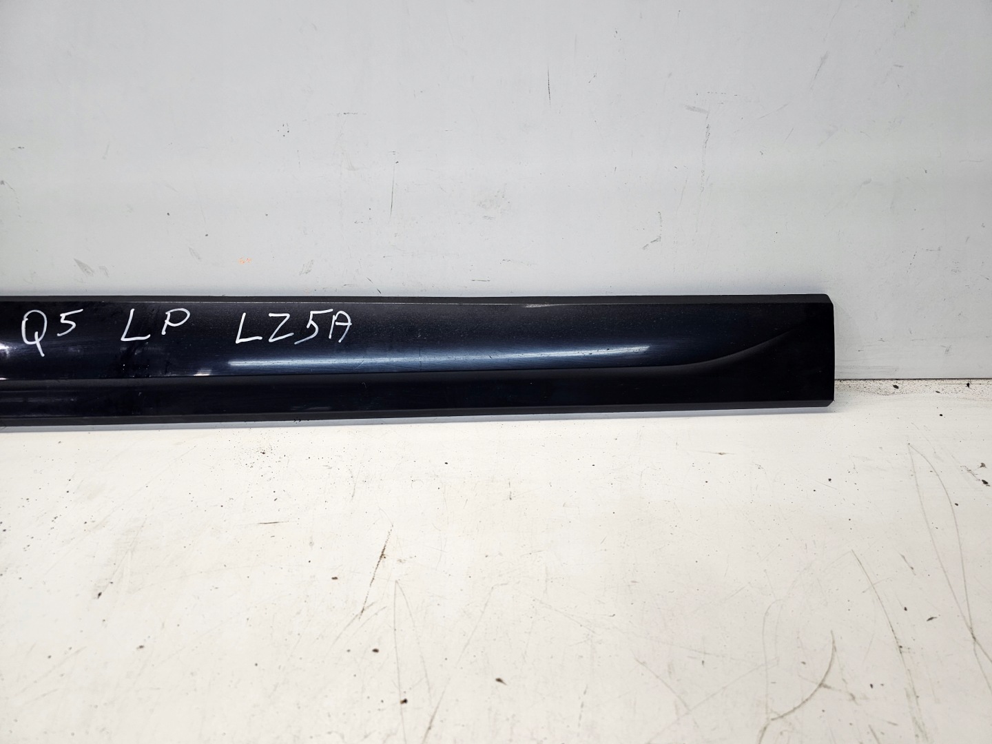 moulding lower door left front AUDI Q5 8R 8R0853959E LZ5A