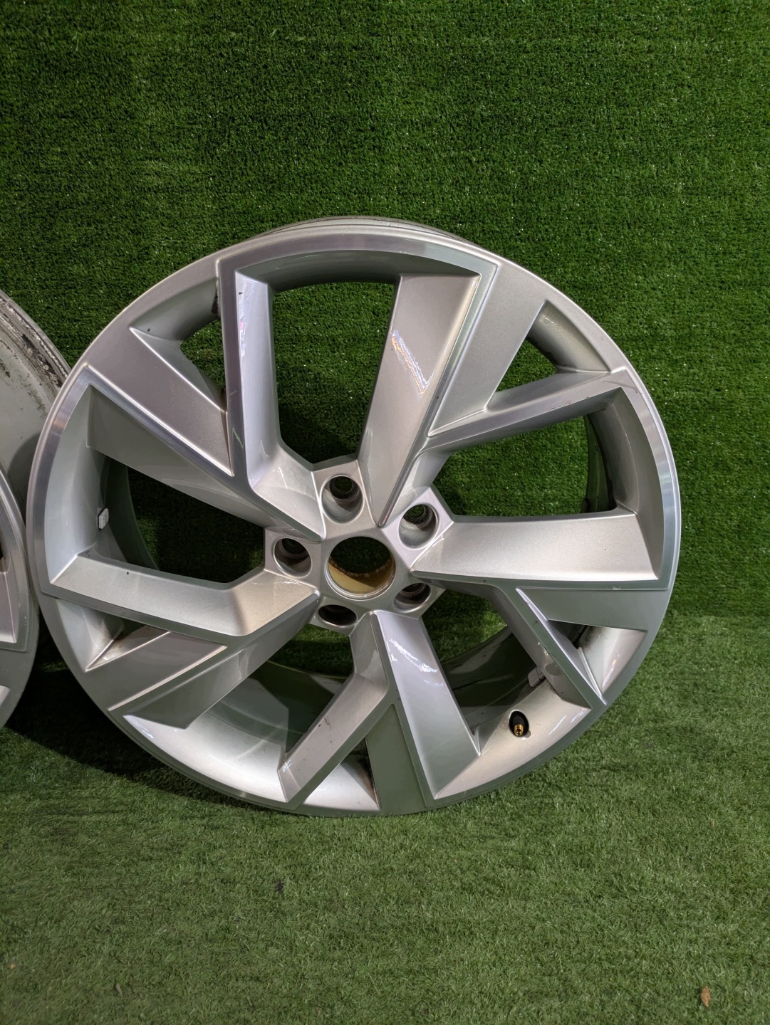 disk hliníkový disk SKODA KODIAQ 19" x 7J ET43 NR.F385