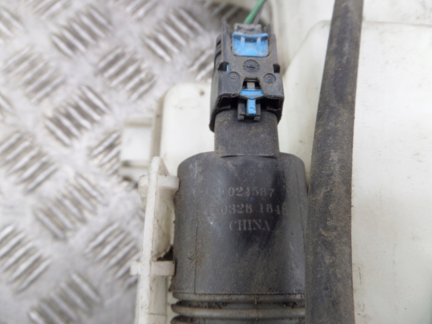 Renault OE 289105241R washer fluid tank