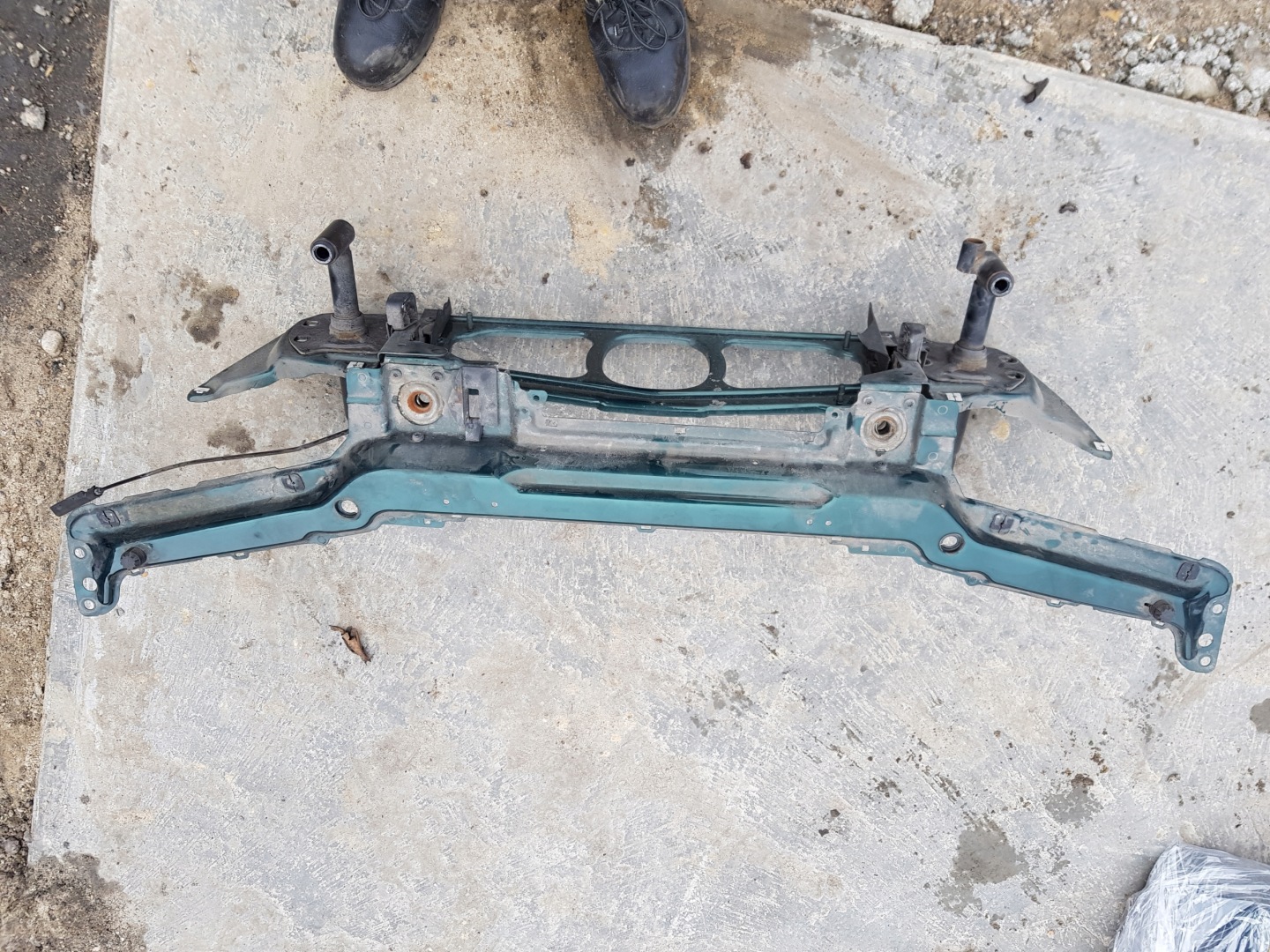 BMW 3 E46 predné čelo priečka špičky ZAMKI