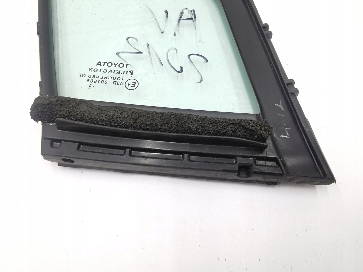 window left front front door TOYOTA AVENSIS T27 / 68216-05010