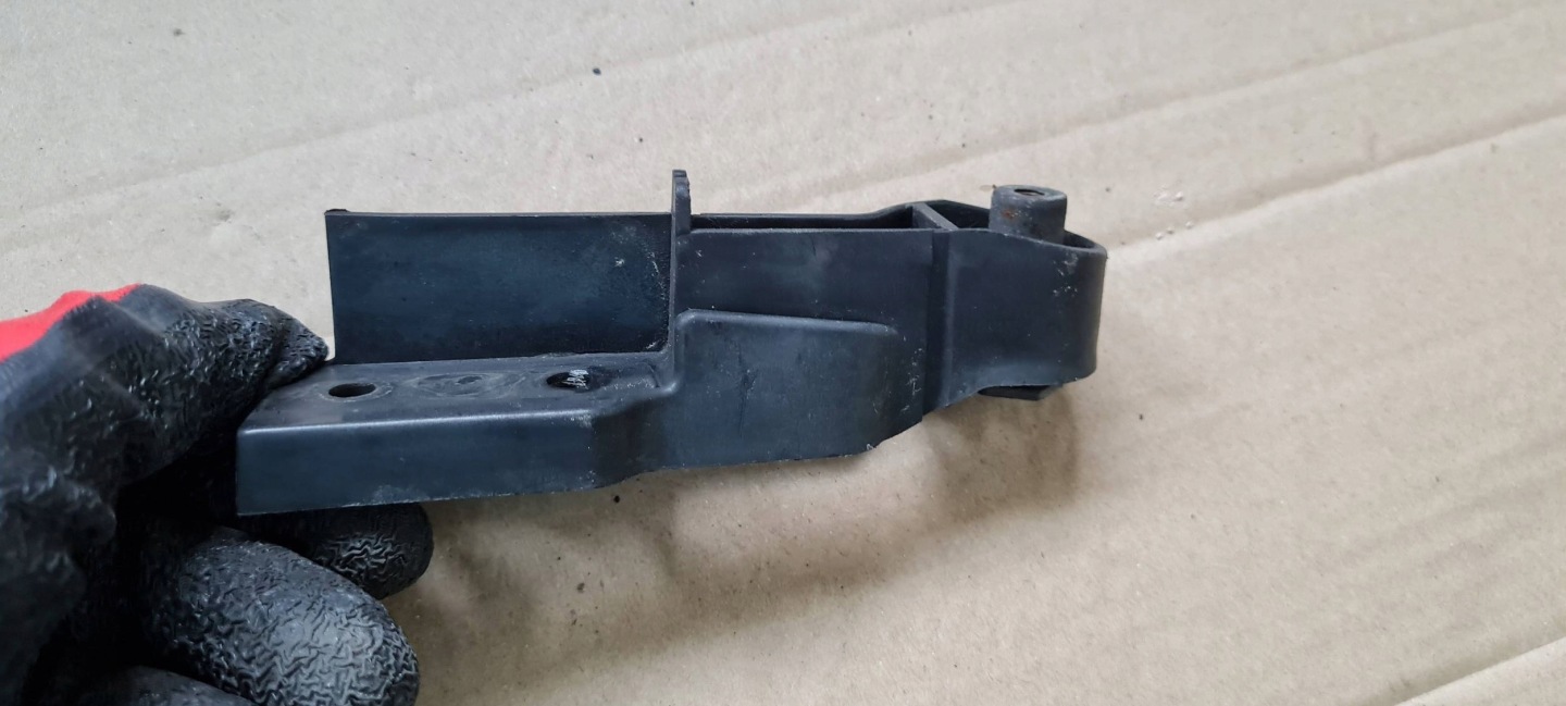 A6 C6 LIFT bracket holder of a bumper left front 4F0807771
