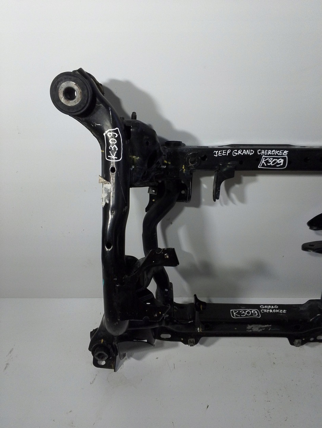 Jeep Grand Cherokee WK2 3,0 CRDI Lift axle beam front (K309)