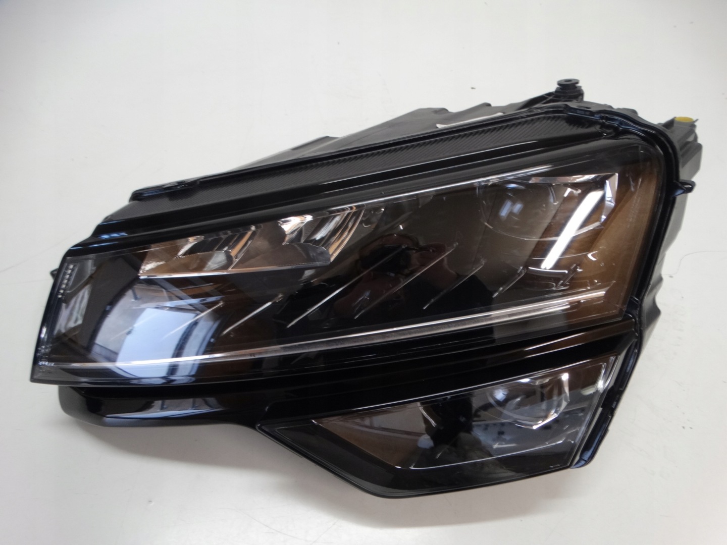 REFLEKTOR light left SKODA KAROQ 57B941015B