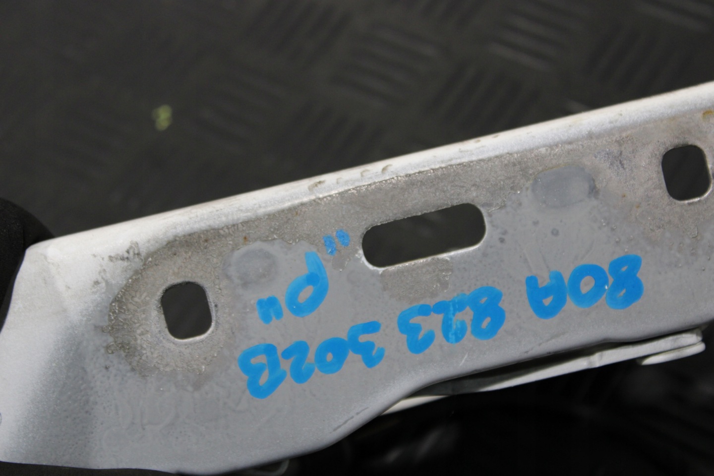 hinge bonnets NABOJ PIROTECHNICZNY right AUDI Q5 80A QUATTRO 80A823302B