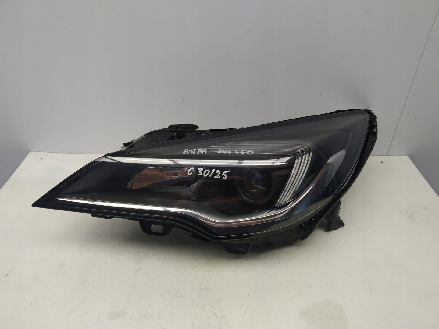 Opel Astra V K reflektor light front left zwykly lens + LED OM 13401141