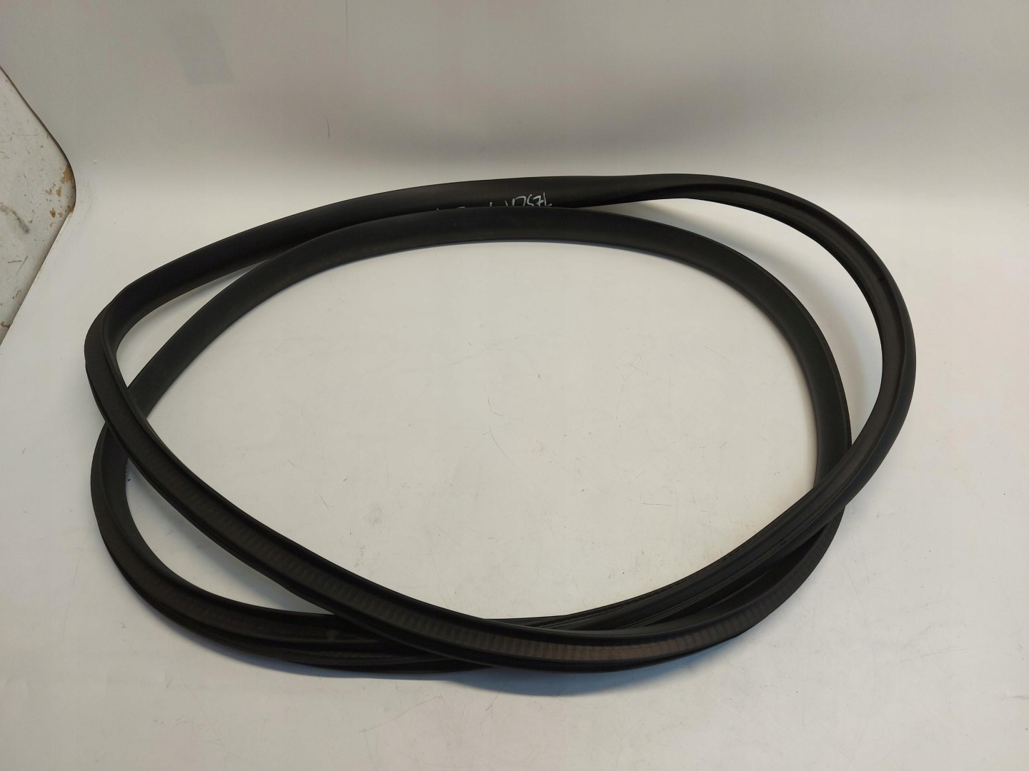 TESLA MODEL Y 2024r gasket left front