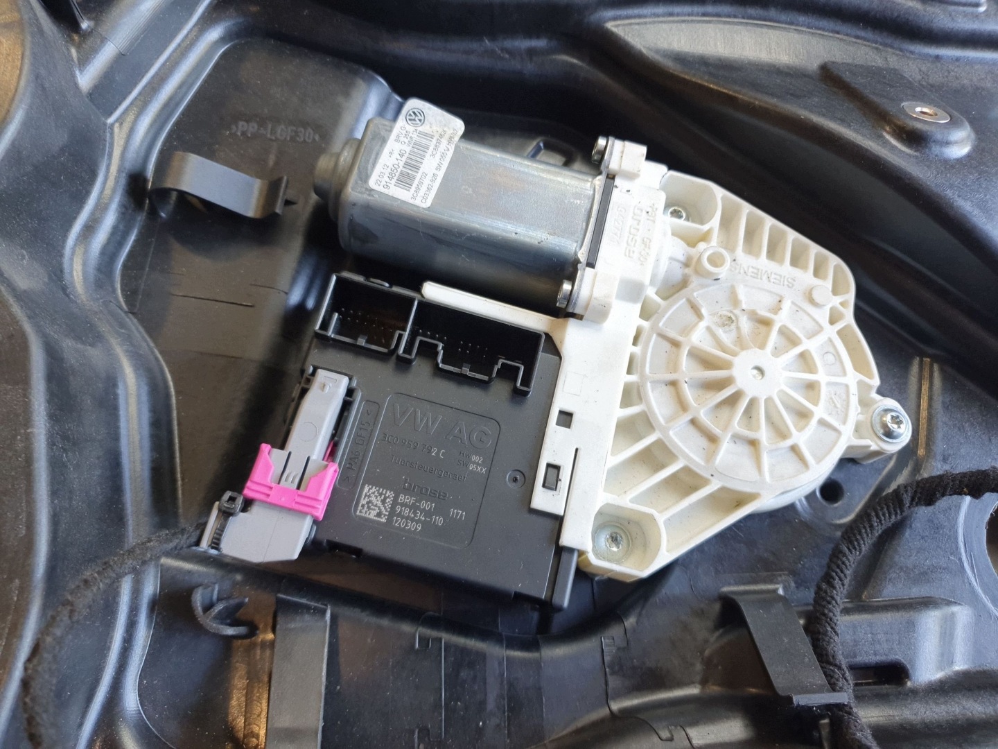 Volkswagen PASSAT CC window regulator right front 3C8837756