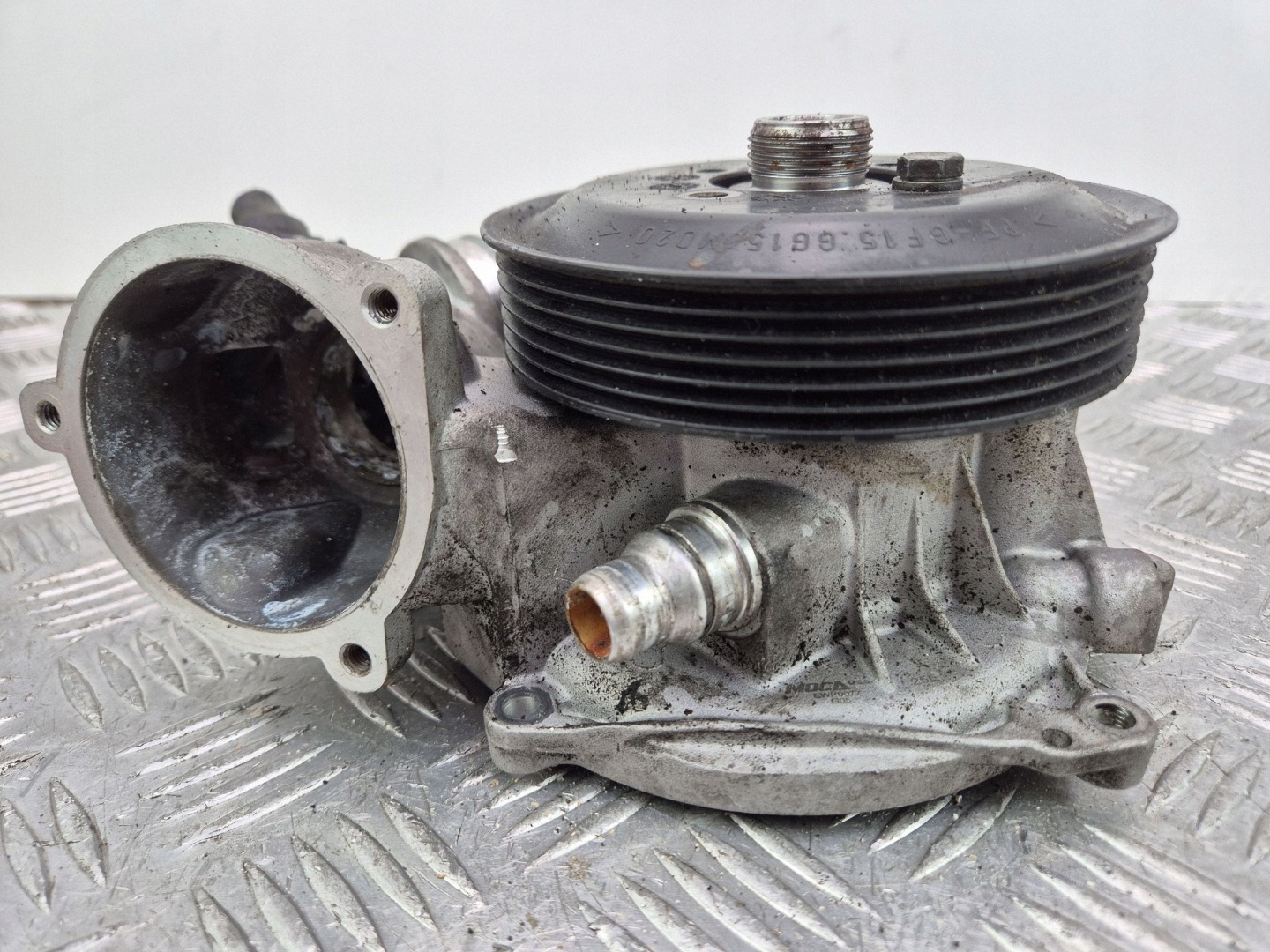 BMW 5 E60 E61 550i water pump 7504077 N62B48B