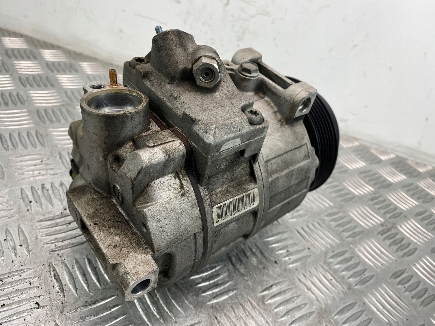 Mercedes E200 W212 compressor; compressor of the air conditioning A0022304511