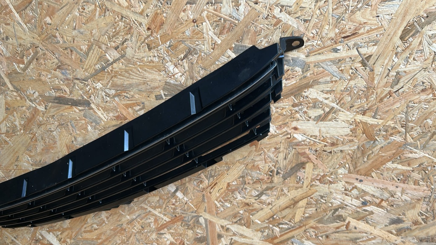 grid of a bumper central front front TOYOTA AURIS II 15-18