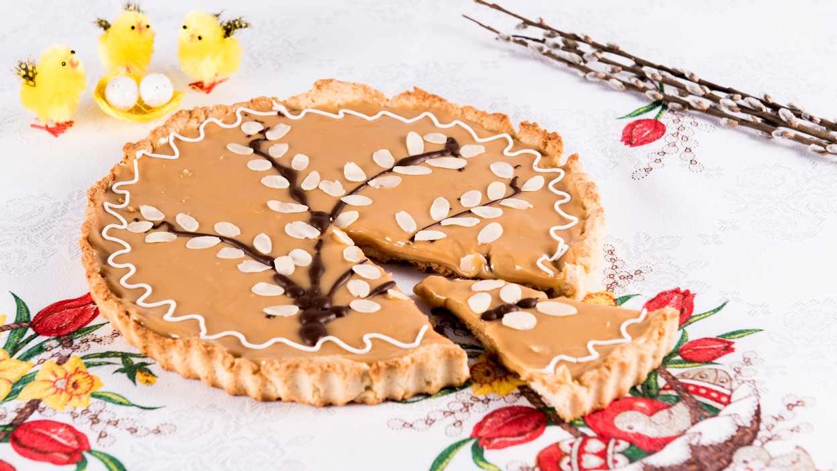 Mazurek wielkanocny tradycyjny i dietetyczny. Jak zrobić i ozdobić