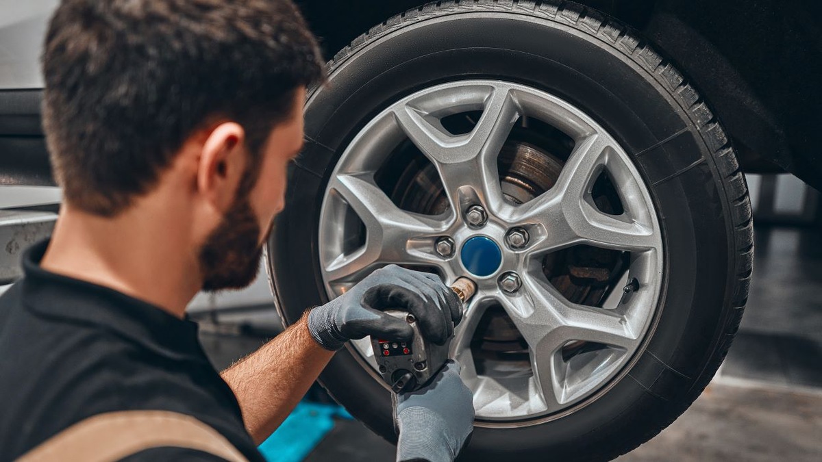 Mechanik vyjímá kolo během provozu brzd