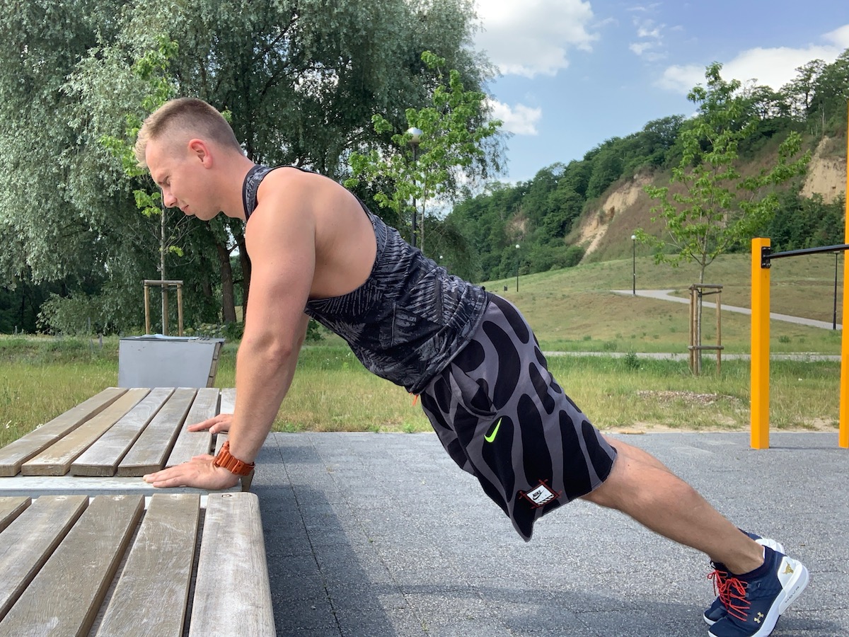 04 10 cvičení v zelených telocvičniach push-up na zvýšenie