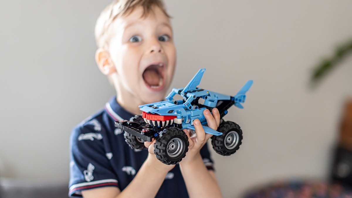 Dieťa s LEGO Technic Monster Jam Megalodon autom
