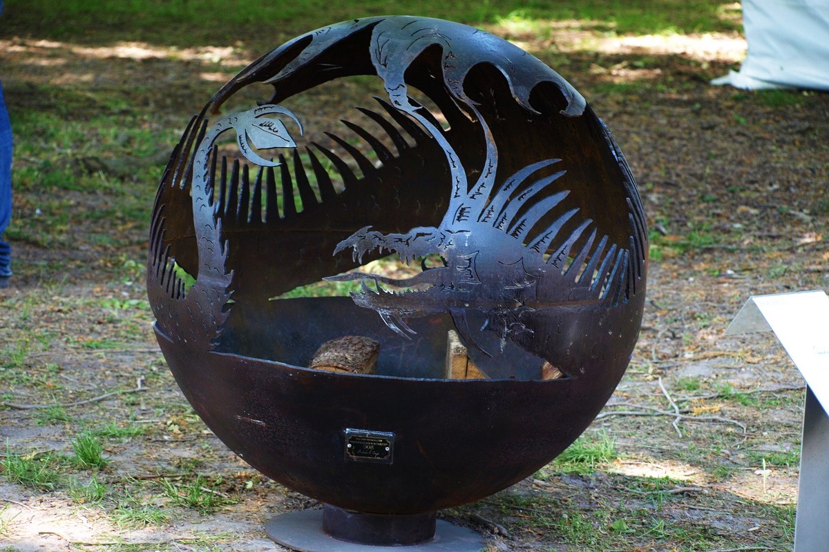 Pôvodný otvorený kovový záhradný krb s vyrezávaným drakom 