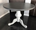 Круглый серый стол на одной ножке.