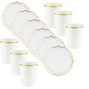 Набор белых и золотых бумажных тарелок и чашек.