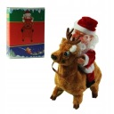 Олени гуляют и играют в новогоднюю игрушку