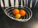 Корзина для фруктов из белого металла.