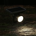 Мощный садовый прожектор SuperLED на солнечной энергии, установленный на штыре.
