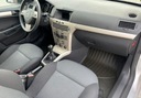 Opel Astra 1,6 105KM, Klimatyzaja, Super Stan,... Wyposażenie - komfort Elektryczne szyby przednie Elektrycznie ustawiane lusterka Podgrzewane lusterka boczne Tapicerka tekstylna Wielofunkcyjna kierownica Wspomaganie kierownicy Skórzana kierownica