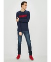 TOMMY HILFIGER TMAVOMODRÝ SVETER LOGO (M)