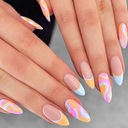Tęczowy manicure z naklejką na paznokcie o nieregularnej krzywiźnie