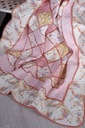 Стеганое розовое покрывало в декоративном стиле пэчворк