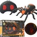 Гигантский паук-тарантул с дистанционным управлением и роботом с дистанционным управлением ходит страшно